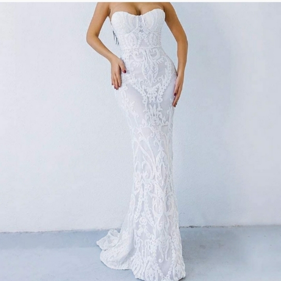 Sparkling white strapless dress with train - Picture 9 of 16